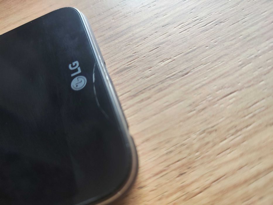 Telefon LG X Power 2 z ładowarką.