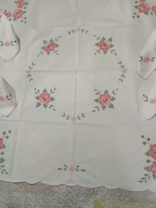 Toalha bordada com guardanapos