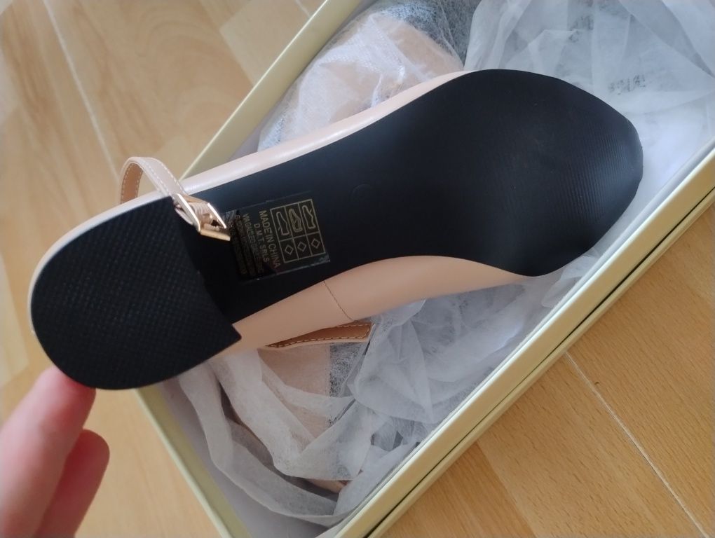 Czółenka 39 nude