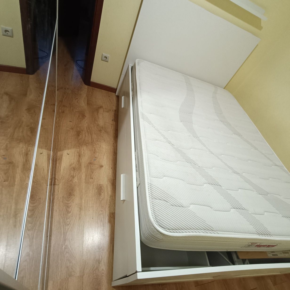 Cama Ikea com 4 gavetas