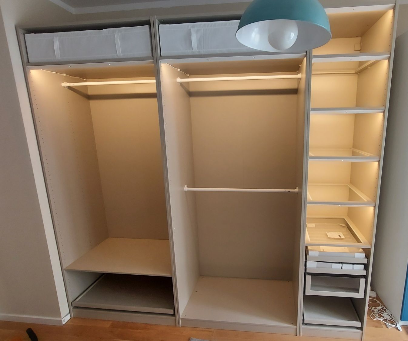Montaż, składanie, skręcanie mebli modułowych IKEA, CASTORAMA, BRW, LM