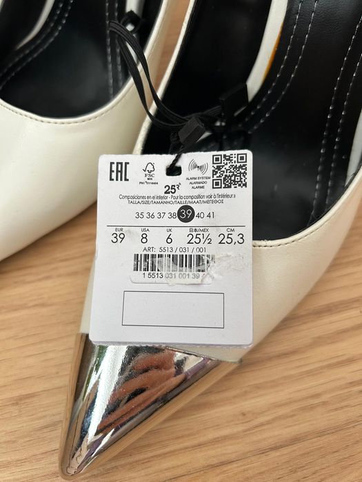 Sapatos brancos de salto alto Bershka