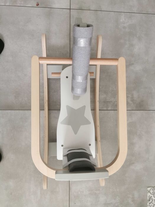 Drewniany konik na biegunach firm Goki, stan bardzo dobry.