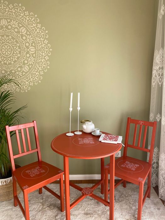Mesa com duas cadeiras decorativas, impecável para tomar o cafe
