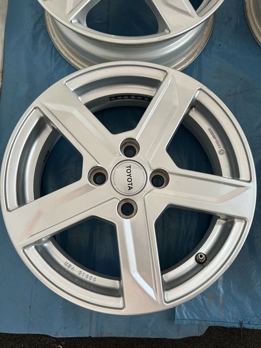 650 Felgi Aluminiowe TOYOTA R 15 4x100 otwór 54 Bardzo Ładne