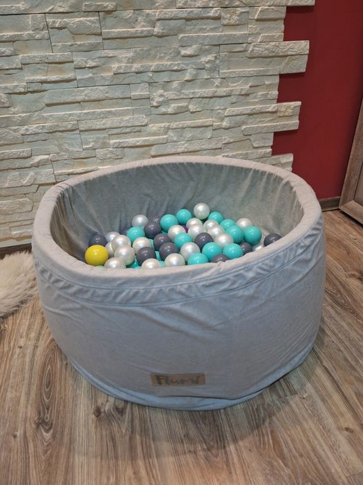 Suchy basen z piłkami