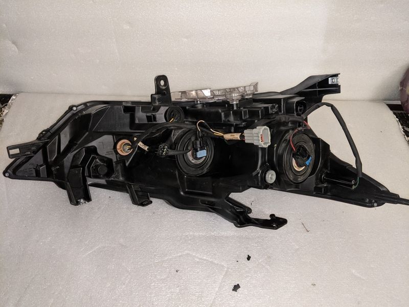 Левая правая фара Nissan Maxima