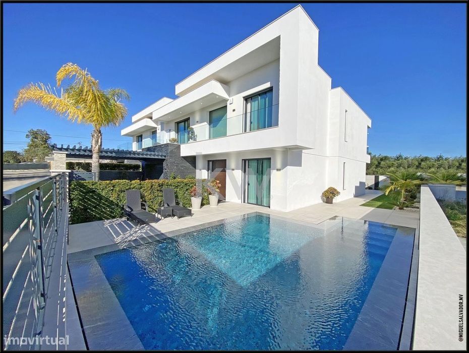 Luxuosa moradia a 3 Kms da Quinta do Lago