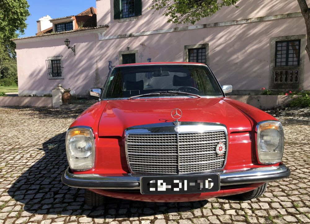 Dê um Toque Clássico ao Seu Casamento com um Mercedes Vermelho