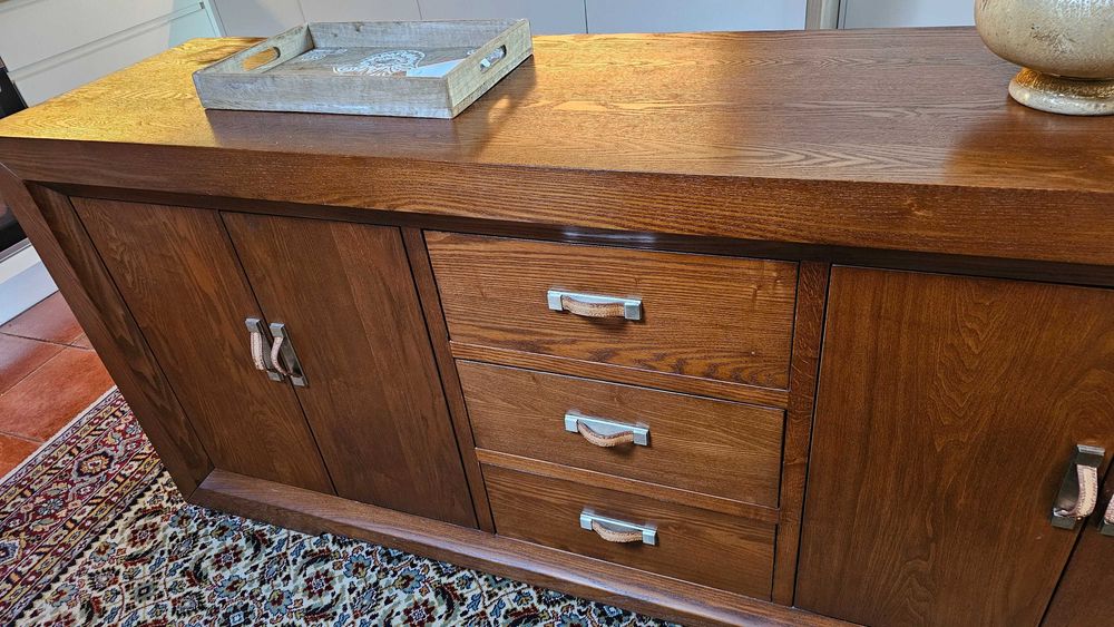 Aparador com bastante arrumação