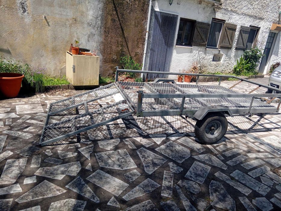 reboque, ideal para transportar motocicletas quatro