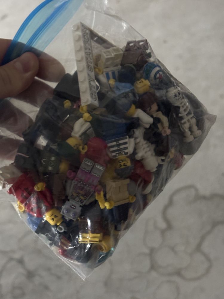Figuras lego, saco com diversas