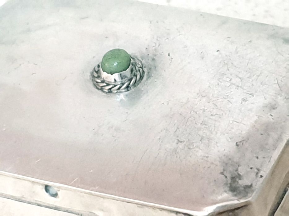 Antiga pequena caixa em prata contrastada com jade
