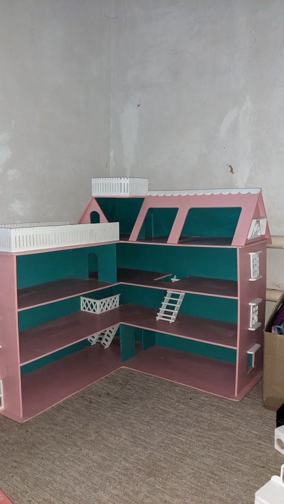 Іграшковий будиночок для дівчинки.