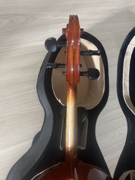 Wiolonczela 3/4 z futeralem i smyczkiem.