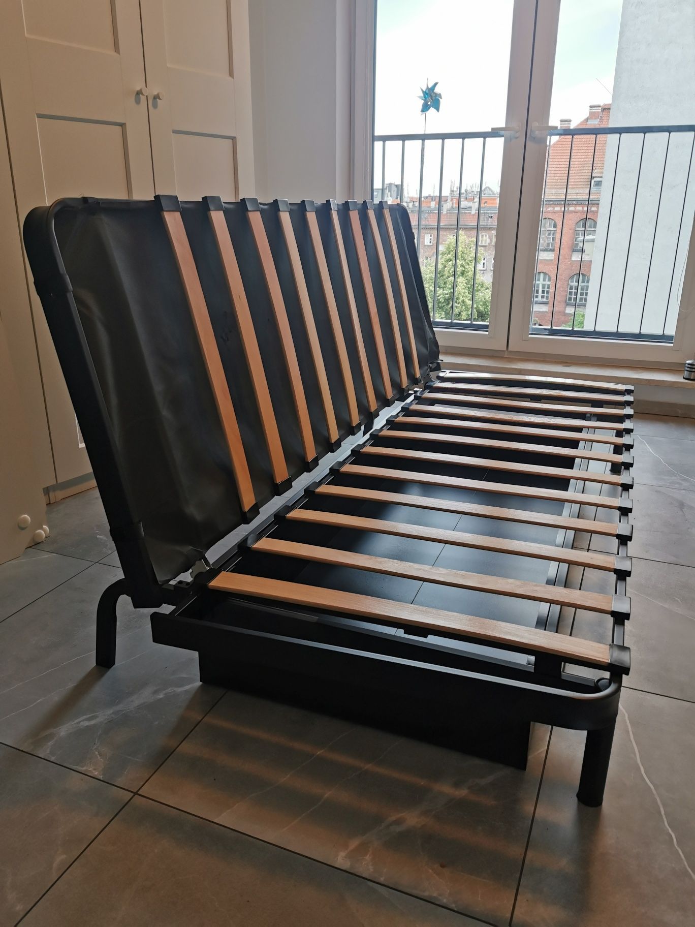 Rama łóżka IKEA Nyhamn 140x200 z pojemnikiem – stan dobry
