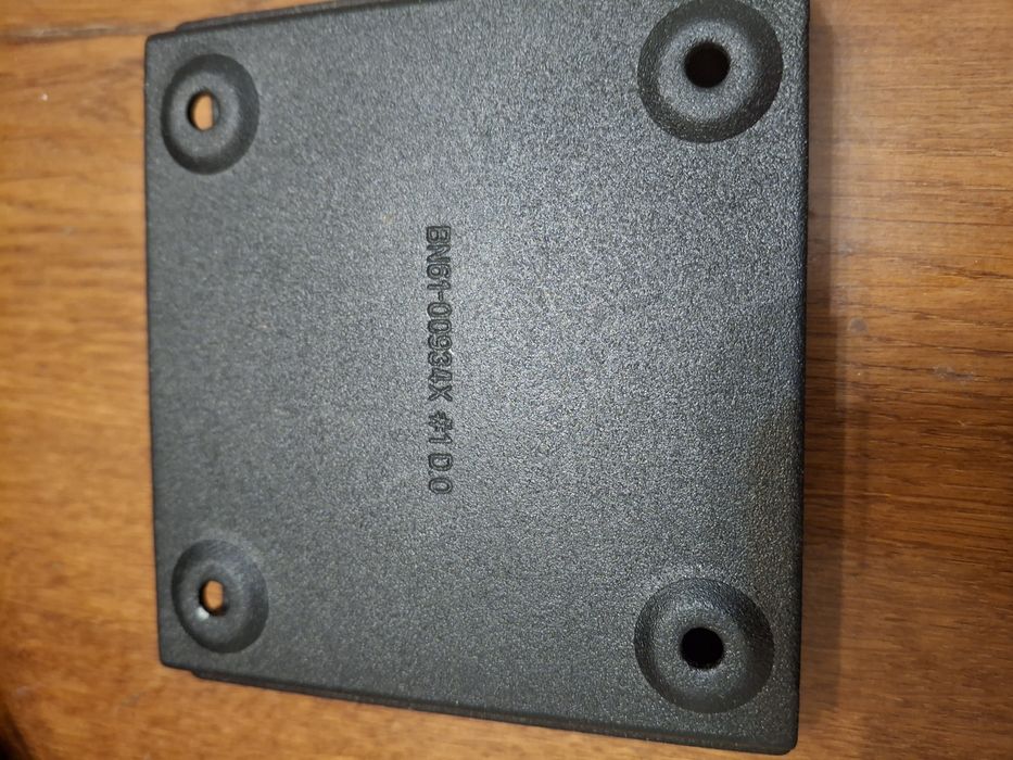 Кронштейн для телевізора або монітора.