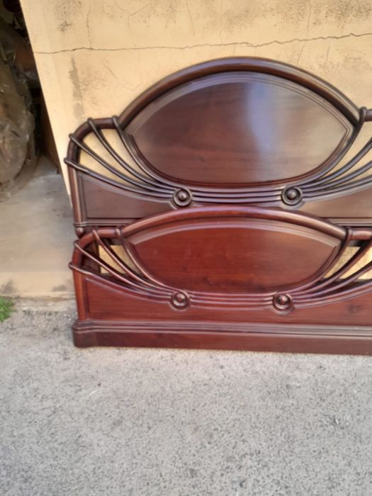 Cama em Mogno Maciço com estrado