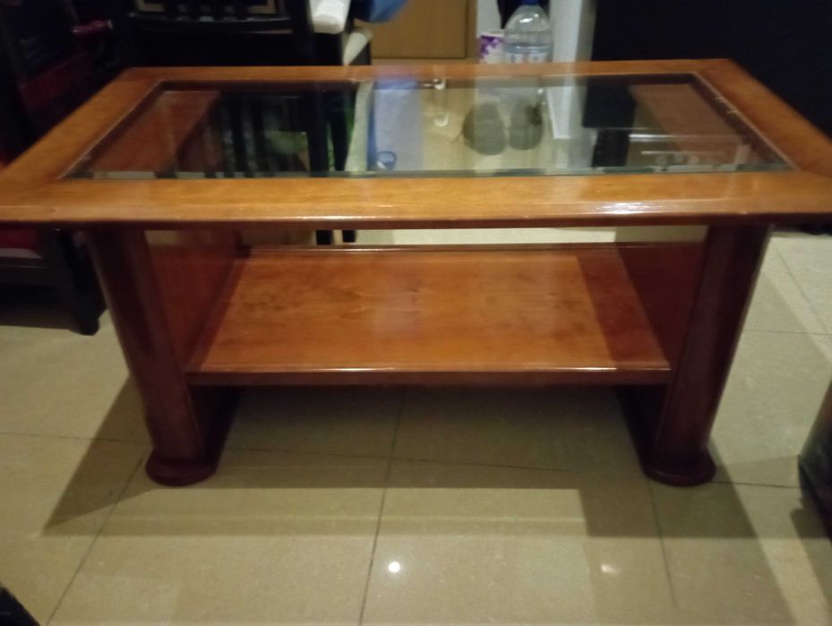 Mesa de centro de cerejeira com tampo de vidro