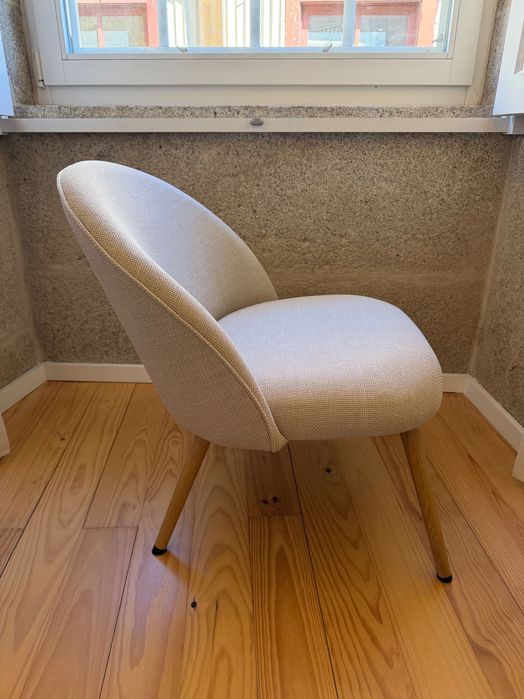 Poltrona em tecido bege, como nova