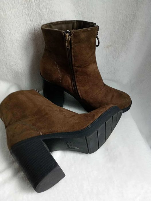 Botki zamszowe na słupku 40 Primark