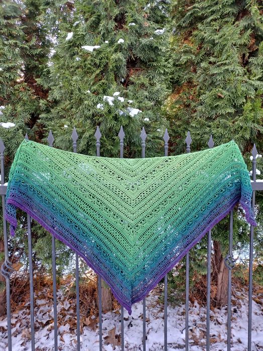 Duża ażurowa chusta ombre zrobiona szydełkiem