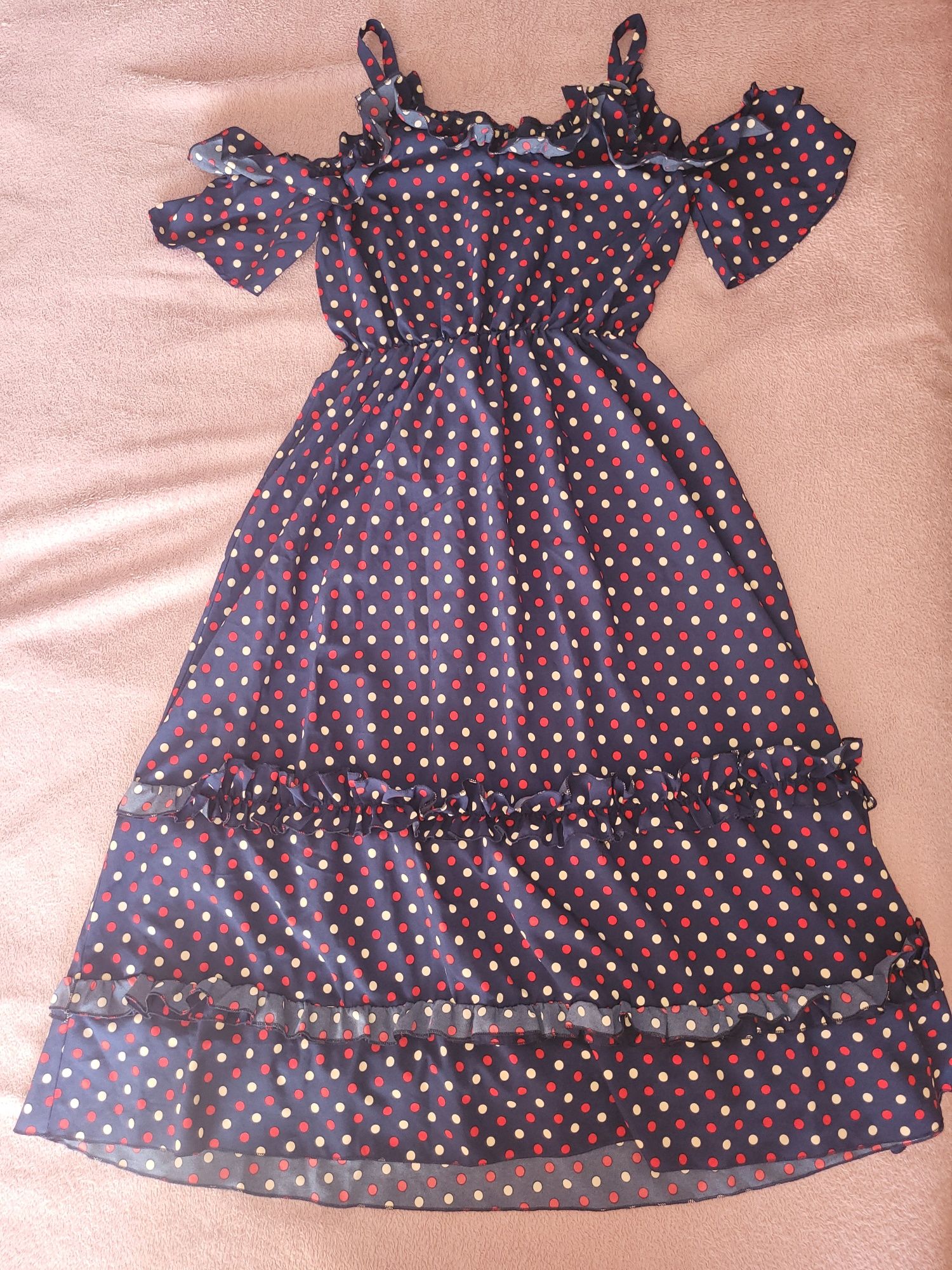 Платье миди с открытыми плечами.талия на резиночке L-XL
