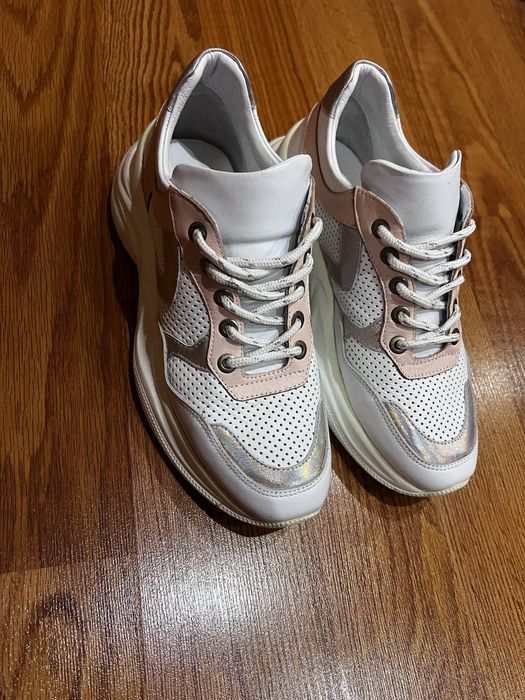 Шкіряні кросівки з перфорацією