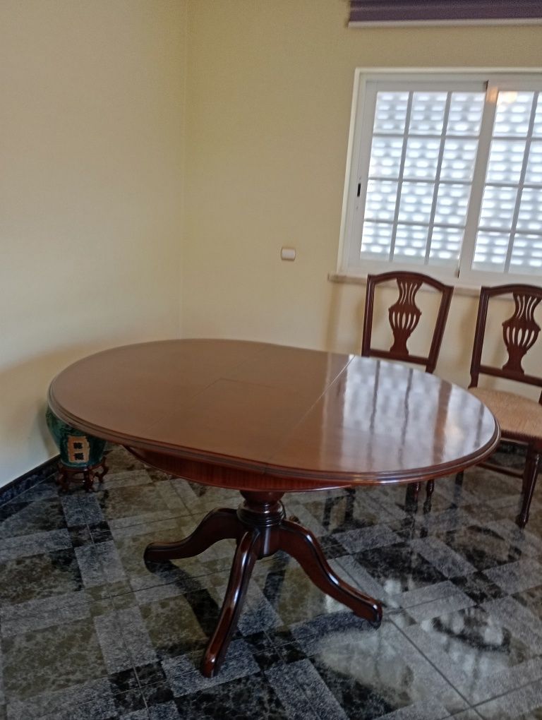Mesa oval extensível