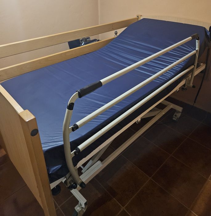 Cama articula eléctrica com colchão com forra impermeável.