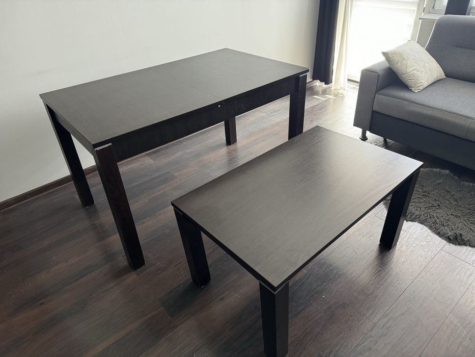 Stół do salonu z krzesłami i stolikiem kawowym