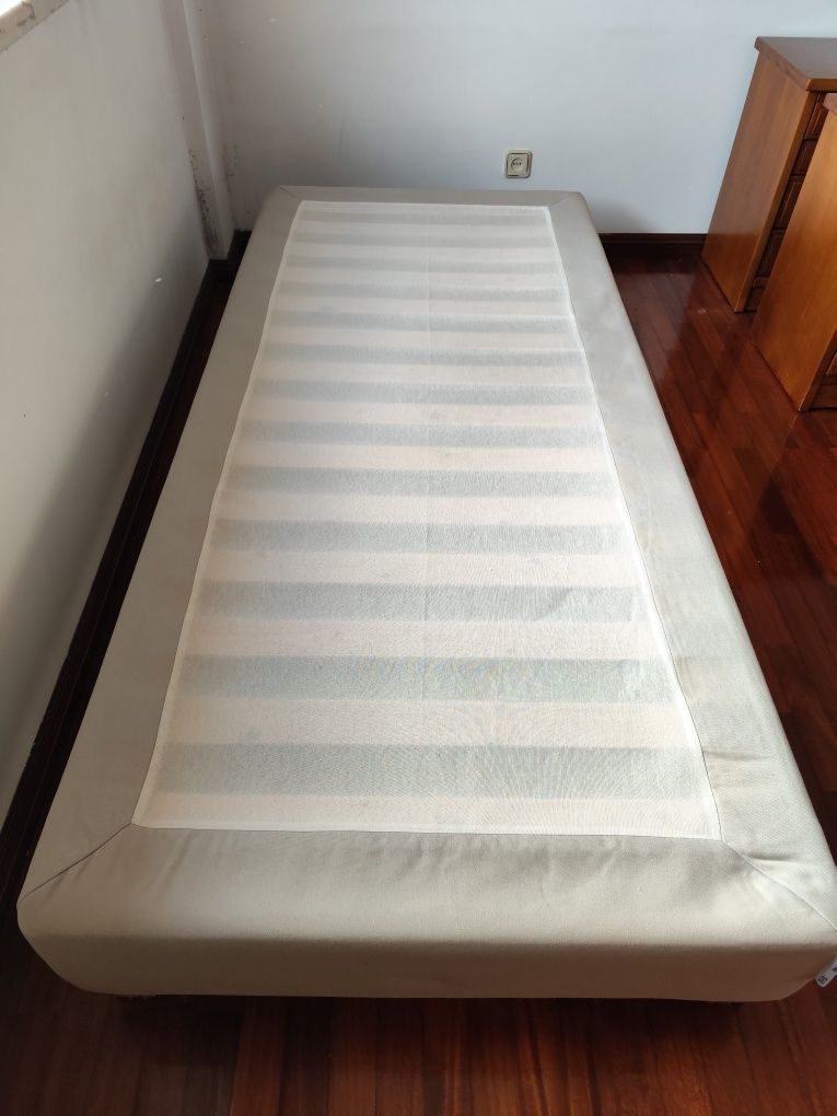 Estrutura de cama 90x200 com colchão e capa protetora. 
Como novo.
Mar