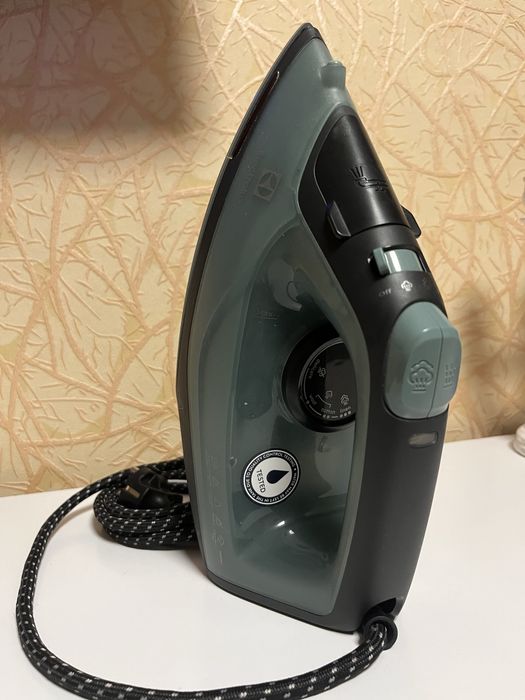 Праска Electrolux E8SI2-6OG – потужна та сучасна для ідеальної гладі!