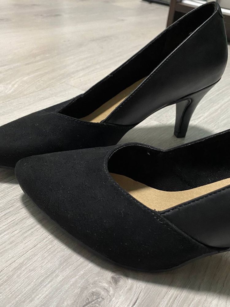 Чорні туфлі kitten heels з натуральної шкіри на невисокому каблуку