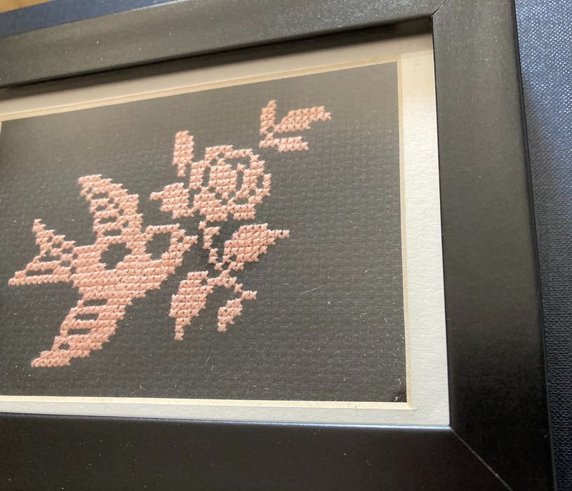 Haft krzyżykowy, ptak z kwiatem, w ramce