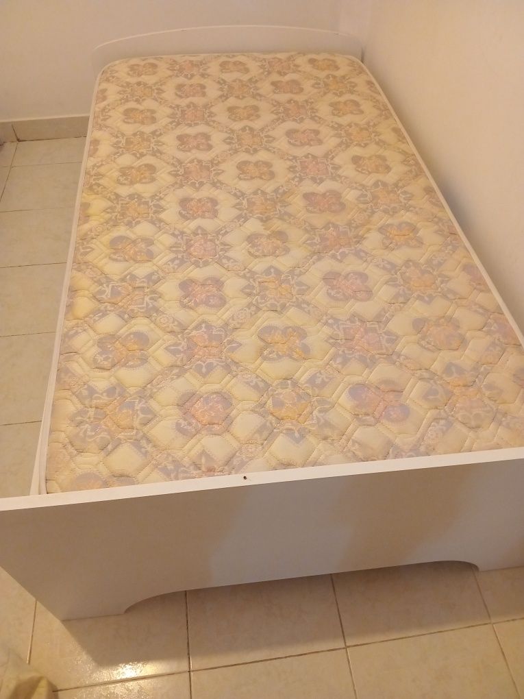 Vendo esta cama de solteiro em muito  bom estado