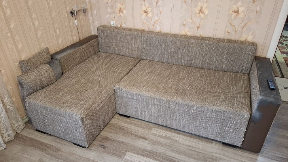 Диван кутовий. Нормальний стан. Розмір 2м.34см х 1м.44см