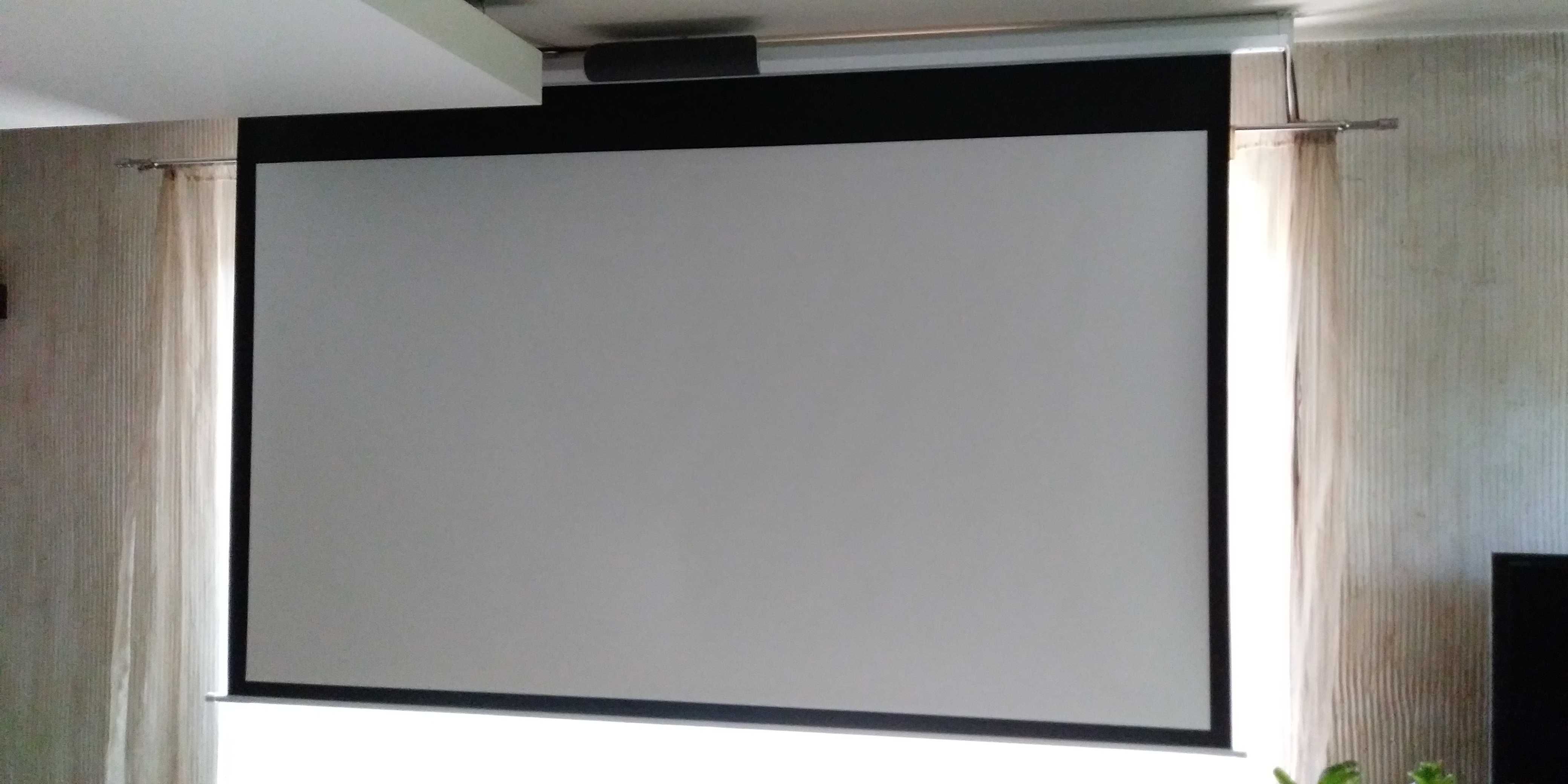 projektor JVC DLA-HD1 i ekran 110 cali z napędem