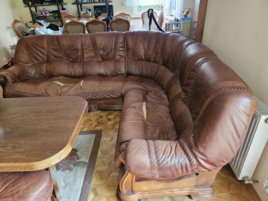 Kanapa narożna + 2 pufy, drewniana podstawa – DO RENOWACJI