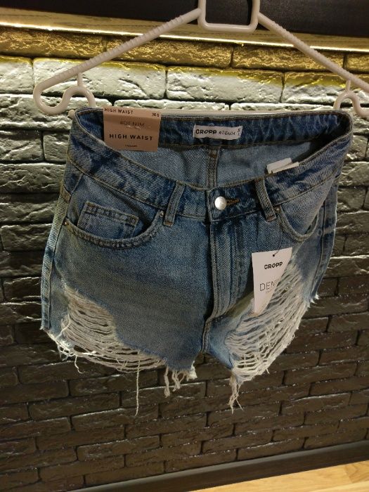 Новые джинсовые потёртые шорты от Cropp