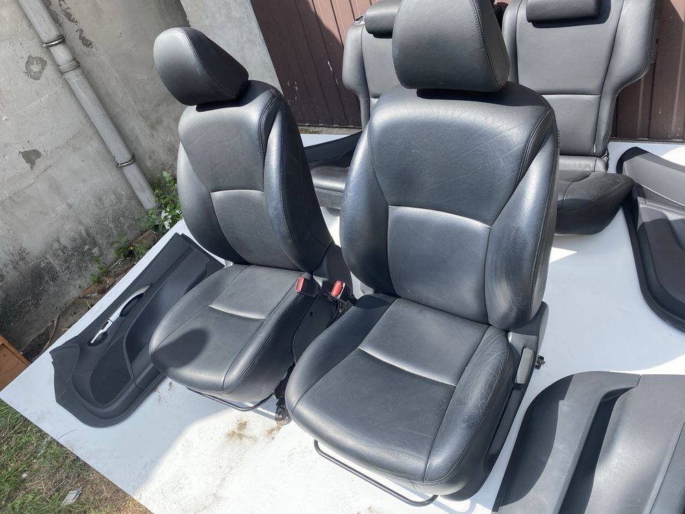 Fotele skorzane i boczki Toyota Auris I e15