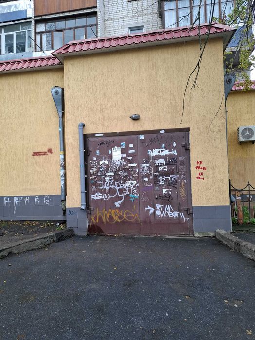 офісні приміщення, вхід з двору (фасадний вхід - банк)