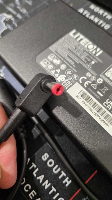 Carregador original Acer Nitro Gaming de 180w de potência. Imaculado.