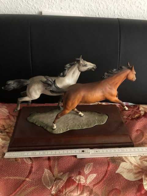 Фарфоровые статуэтки Лошади и собаки