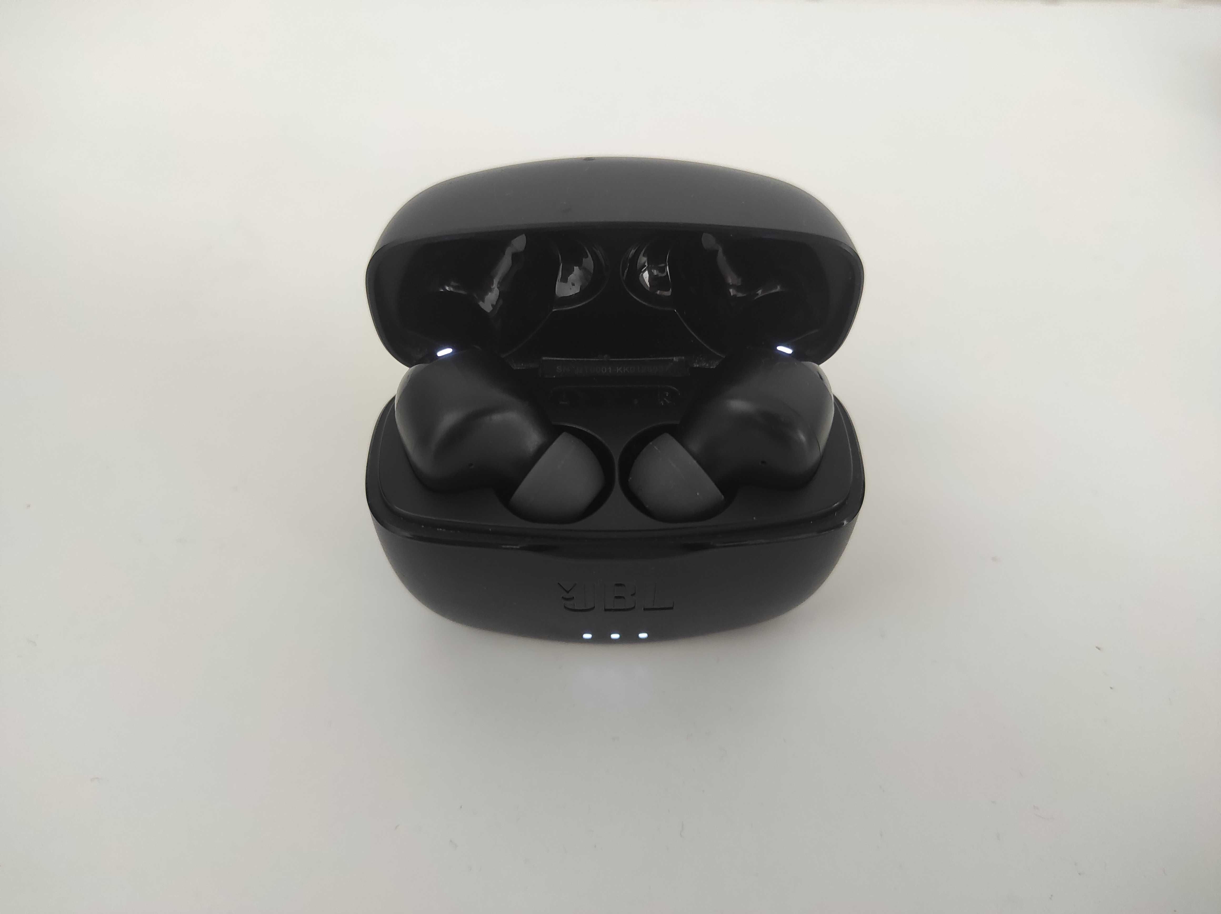 Czarne słuchawki bezprzewodowe JBL TUNE 215 TWS w bardzo dobrym stanie