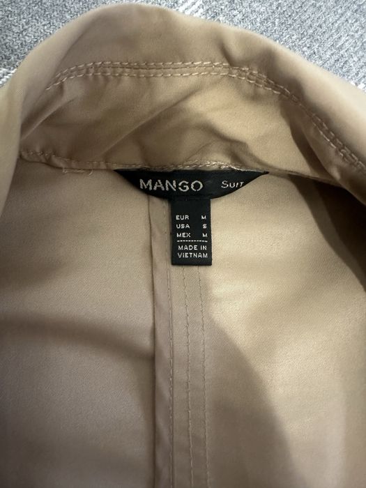 Плащ Mango бежевого кольору