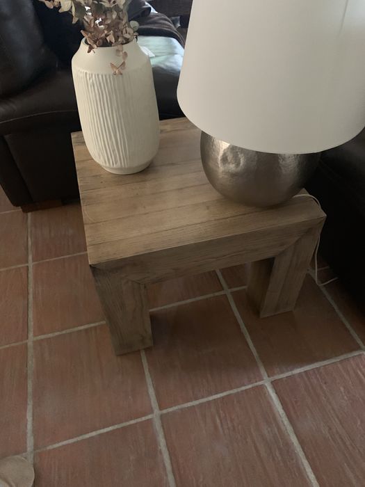 Mesa quadrada de madeira