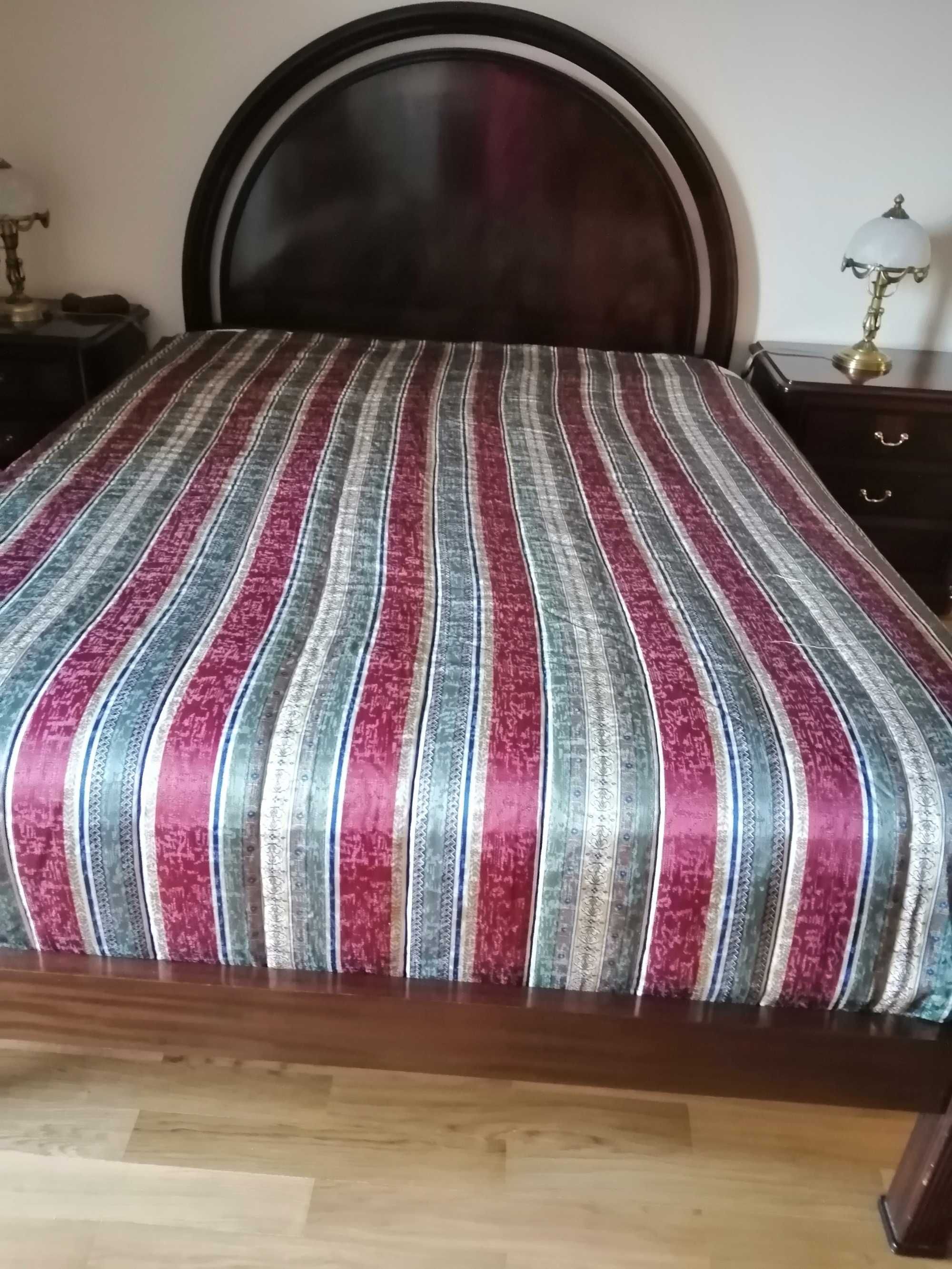 Vendo colcha cama de casal, com cortinados