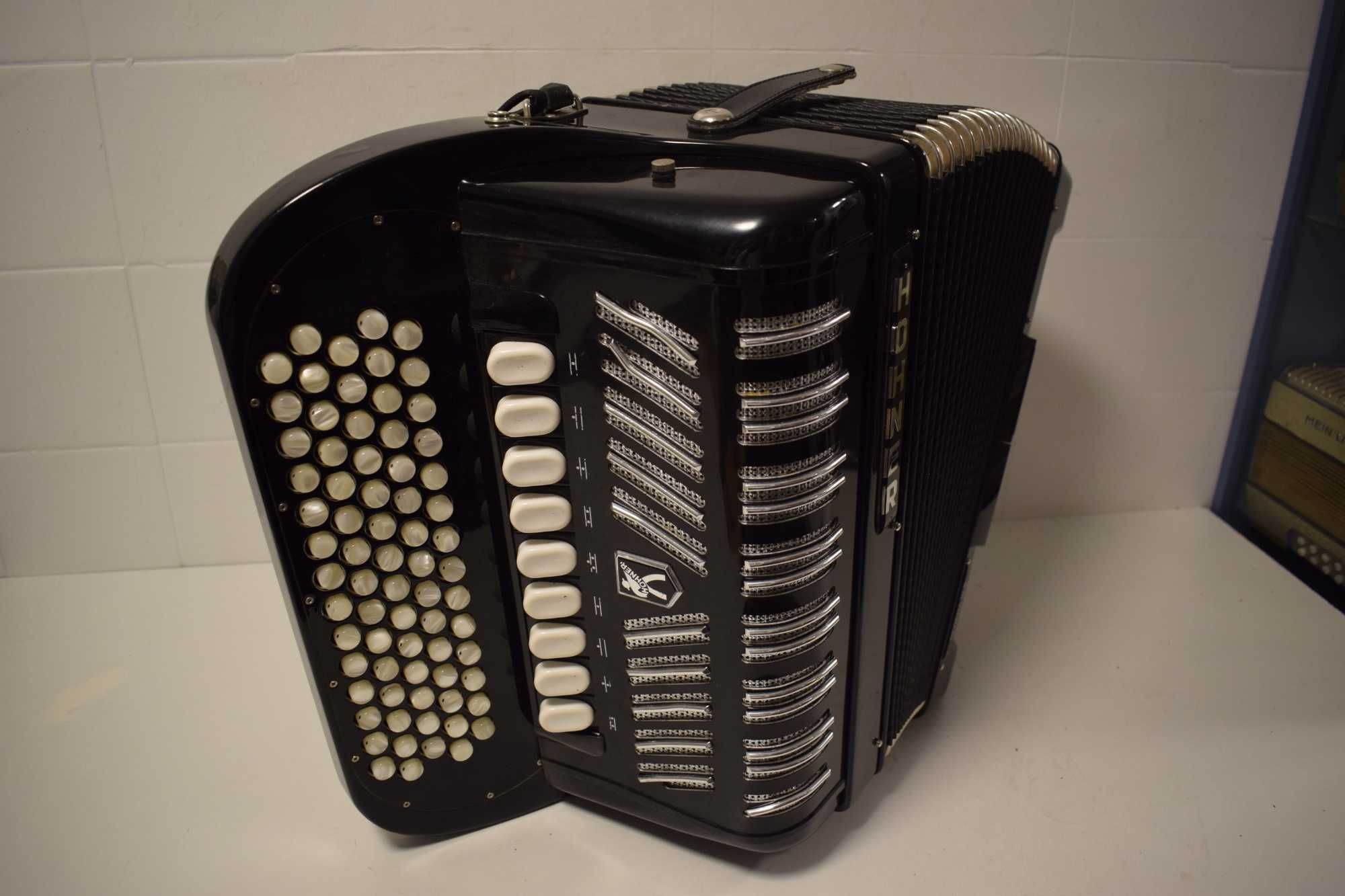 Acordeao Hohner Riveira III S. N 198