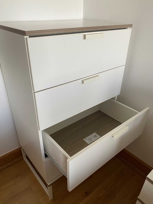 Conjunto cómoda e duas mesas de cabeceira